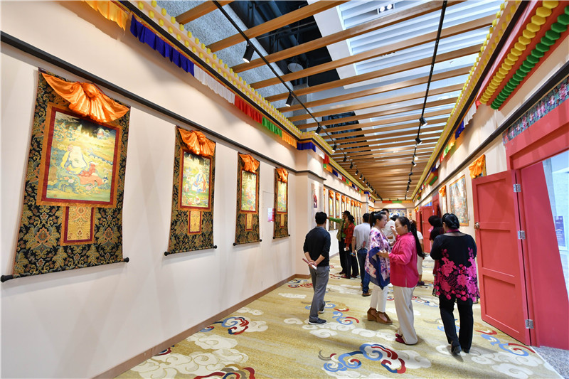 觀眾參觀首屆敦煌文博會(huì)文化年展：甘南唐卡藝術(shù)展.JPG