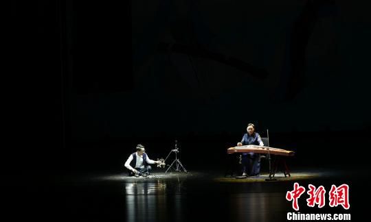 圖為香港天籟敦煌樂團“天籟敦煌·凈土梵音”音樂會演出現(xiàn)場。　許麗麗 攝