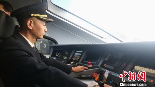 圖為D4083/2次列車動車司機準(zhǔn)備發(fā)車。　馬勇強 攝