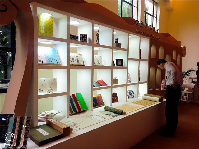 省圖書館文創(chuàng)產(chǎn)品展示現(xiàn)場.jpg