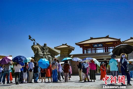 8月8日，大批游客在陽關景區(qū)觀光游覽。　王斌銀 攝