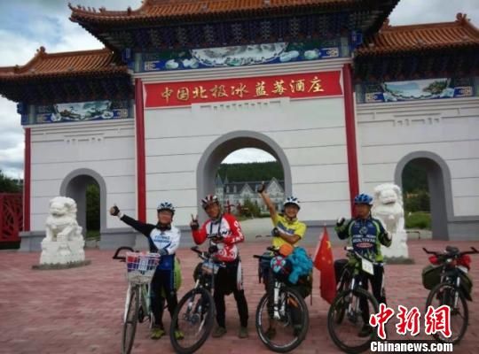 8月8日，陽關景區(qū)觀光游覽客流不絕。　王斌銀 攝
