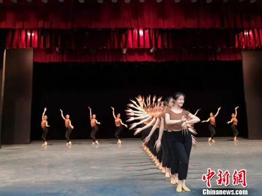 2019年9月，蘭州文理學(xué)院藝術(shù)職業(yè)學(xué)院學(xué)生正在排練敦煌舞。　丁思 攝