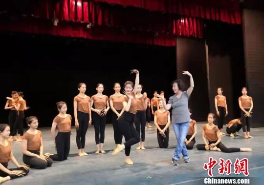 2019年9月，“敦煌舞教學(xué)的創(chuàng)始人”84歲的高金榮(中)正在為蘭州文理學(xué)院藝術(shù)職業(yè)學(xué)院學(xué)生示范指導(dǎo)動(dòng)作。　丁思 攝