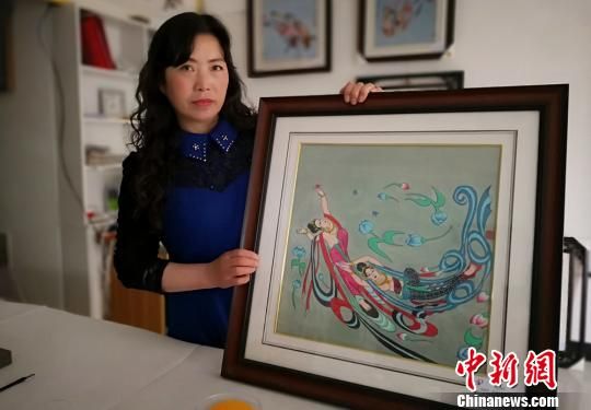圖為汪航用彩鹽制作的“飛天”。　劉玉桃 攝