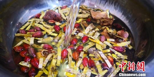 圖為精選當(dāng)?shù)氐膬?yōu)質(zhì)中草藥浸泡水煮。　魏建軍 攝