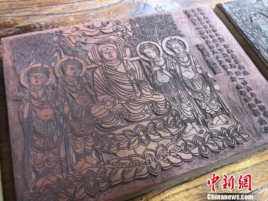 圖為創(chuàng)作的敦煌壁畫題材的雕刻作品。　徐雪 攝