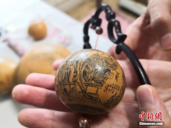 陳兵雕刻的《八十七神仙卷》。楊娜 攝