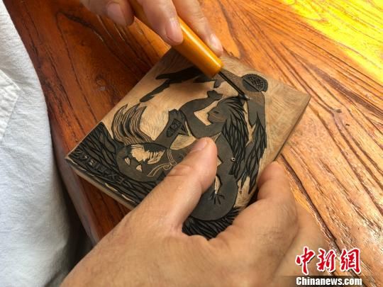 圖為甘肅藝人徐晉林正在雕刻創(chuàng)作。　徐雪 攝
