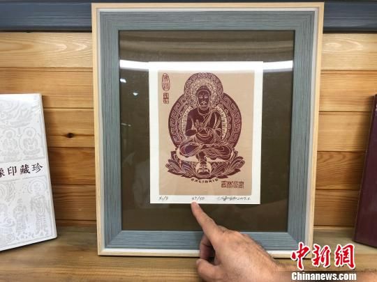 圖為以敦煌壁畫(huà)為題材的藏書(shū)票。　徐雪 攝
