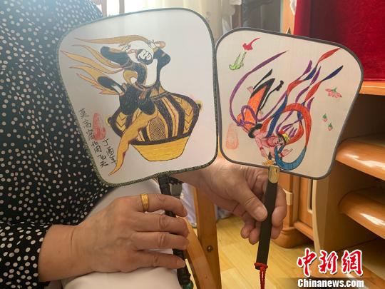 圖為扇面上的飛天形象，色彩豐富，場景各異。　高康迪 攝