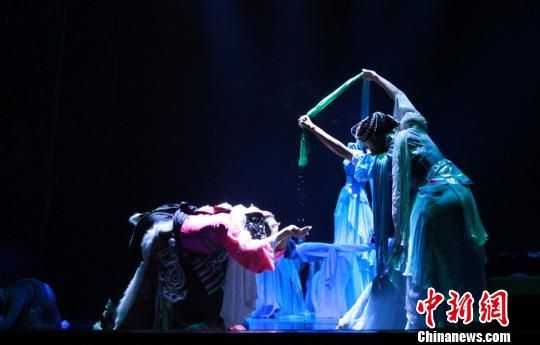 藏族舞蹈是近五千年歷史進程的文化積淀，是中華文化乃至人類文化光彩奪目的瑰寶。　徐雪 攝
