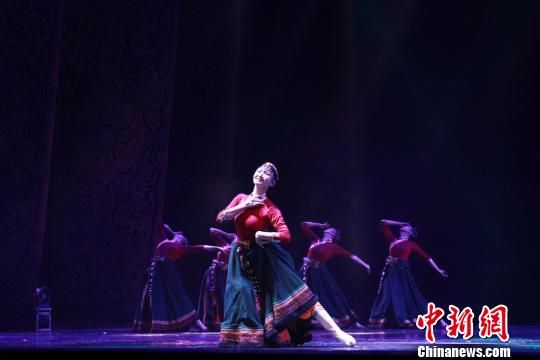 優(yōu)秀舞者身著絢麗的民族服飾，向民眾展示出雪域圣地獨特的人文風情。　徐雪 攝