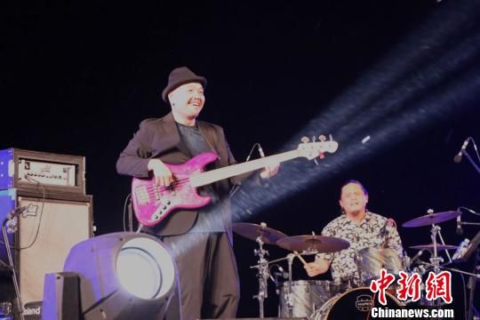 圖為2019中國·民勤沙漠國際爵士音樂會現(xiàn)場。　馬愛彬　攝