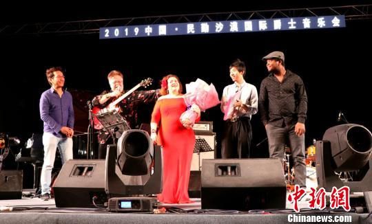 圖為2019中國·民勤沙漠國際爵士音樂會現(xiàn)場。　馬愛彬　攝