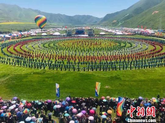 圖為近日西藏、云南、四川、青海、甘肅五省藏區(qū)的31支藏族鍋莊舞隊伍在甘肅甘南州碌曲縣草原上跳起了“萬人鍋莊”。(資料圖) 李生瑞 攝