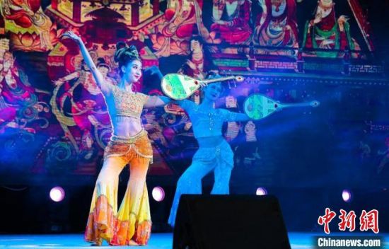 圖為大型主題樂(lè)舞《敦煌·絲路情》演出現(xiàn)場(chǎng)，再現(xiàn)敦煌舞。　　甘肅演藝集團(tuán)供圖