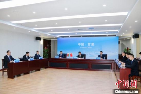 圖為中國(guó)與白俄羅斯“云簽約”現(xiàn)場(chǎng)。　甘肅省社會(huì)科學(xué)院供圖