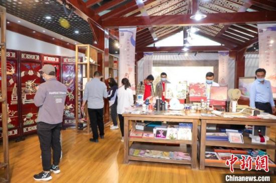 圖為甘肅“一會(huì)一節(jié)”期間，位于敦煌的天水市展館中，民眾觀賞文創(chuàng)產(chǎn)品。　甘肅省文化和旅游廳供圖