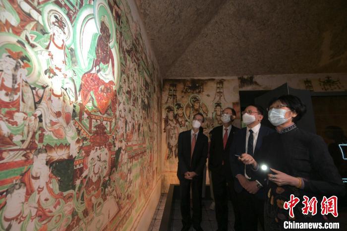 2022年8月23日，“敦煌：千載情緣的故事”展覽在香港開(kāi)幕。圖為展覽現(xiàn)場(chǎng)，嘉賓們一同觀展。　敦煌研究院供圖