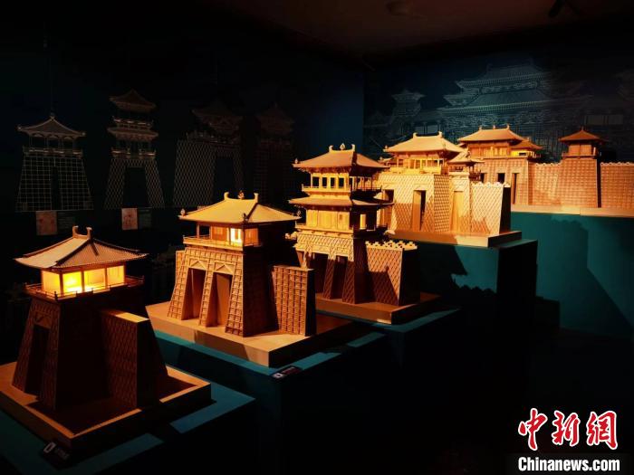 2022年11月，正在敦煌研究院展出的“千年?duì)I造——敦煌壁畫(huà)中的建筑之美”特展。　丁思 攝
