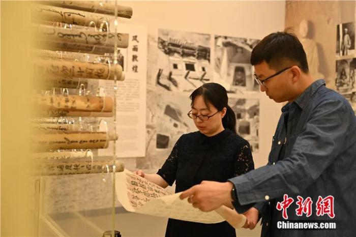 敦煌研究院敦煌文獻(xiàn)研究所所長(zhǎng)、研究館員趙曉星(左)接受中新社“東西問(wèn)”專訪。李亞龍 攝