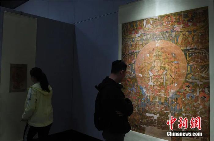 2019年4月，90余幅敦煌莫高窟藏經(jīng)洞流失海外書畫文物復(fù)制品在蘭州西北師范大學(xué)展出吸引民眾。楊艷敏 攝
