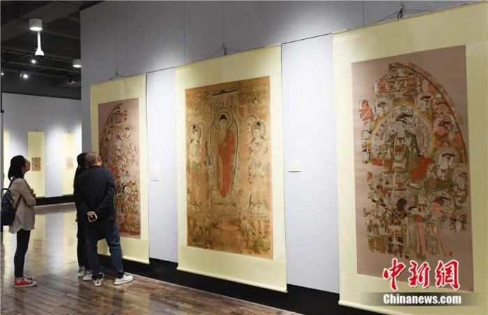 2019年4月，90余幅敦煌莫高窟藏經(jīng)洞流失海外書畫文物復(fù)制品在蘭州西北師范大學(xué)展出吸引民眾。楊艷敏 攝