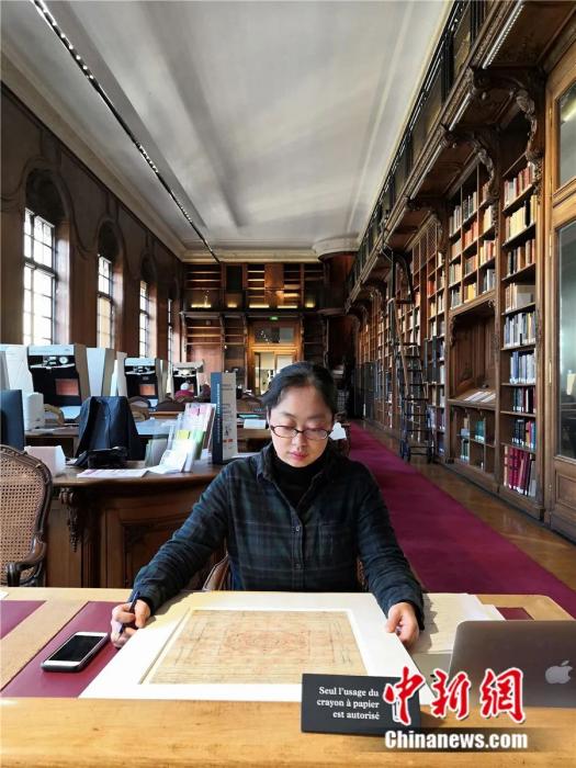 趙曉星在法國(guó)國(guó)家圖書館查閱敦煌資料。受訪者供圖