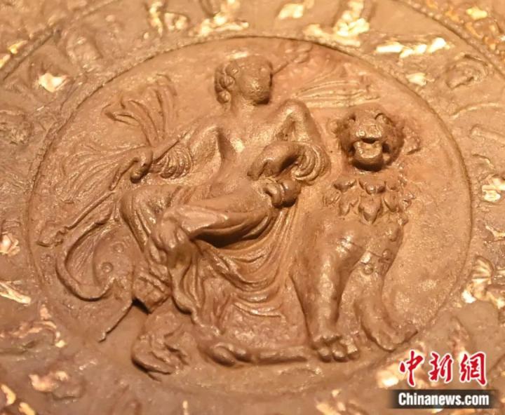 東羅馬鎏金銀盤(中央)局部。李亞龍 攝