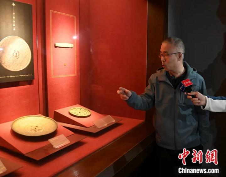 李永平介紹東羅馬鎏金銀盤。李亞龍 攝