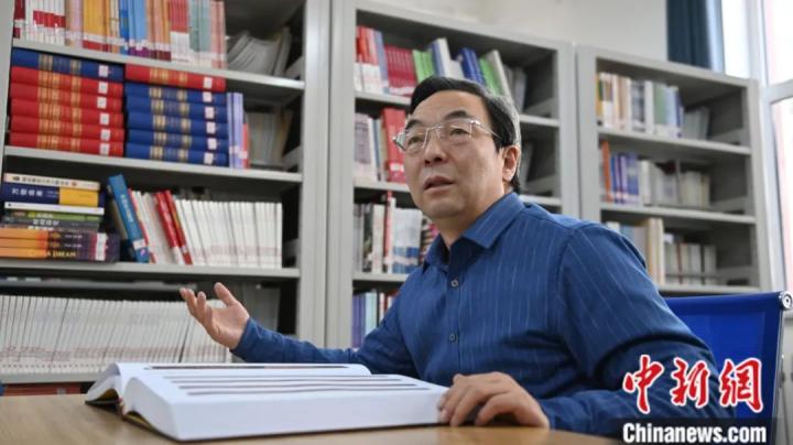 田河教授接受中新社專訪，對《儀禮》簡進行解讀。李亞龍 攝