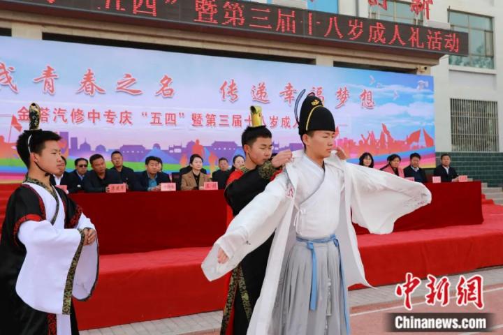 甘肅酒泉一中學(xué)為學(xué)生舉辦成人禮活動。曹紅祖 攝