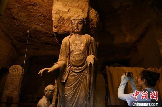 集建筑藝術、彩塑藝術、壁畫藝術于一身的麥積山石窟素有“東方雕塑陳列館”美譽。李亞龍 攝