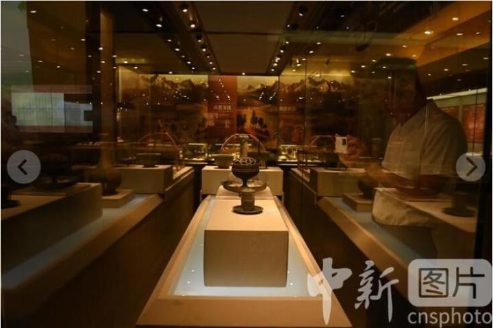 9月7日，甘肅敦煌，在“大道之簡——簡牘中的絲綢之路”展覽上，游客參觀龍鳥紋銅熏爐。
