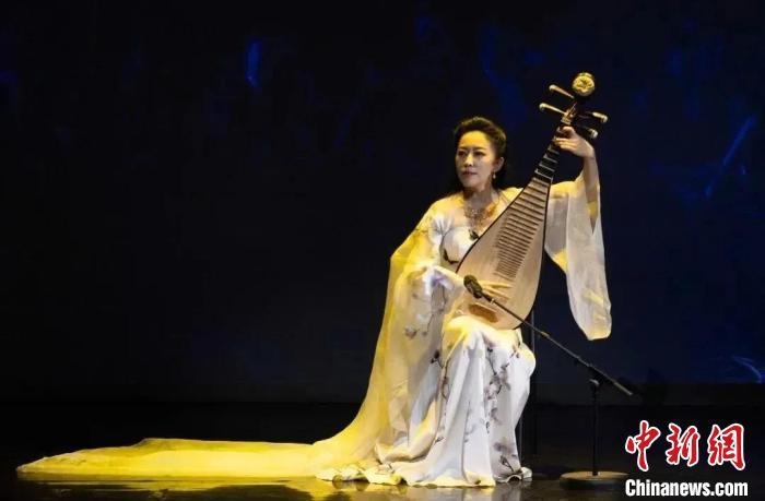 音樂劇《飛天》音樂會劇照，圖為琵琶演奏家趙聰。　中國東方演藝集團(tuán)供圖