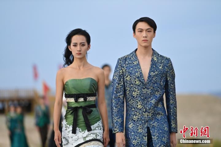 圖為活動現(xiàn)場時裝秀表演。