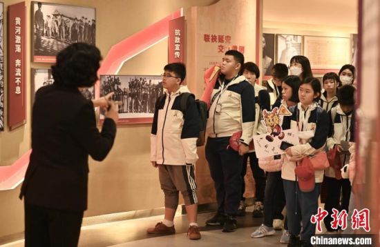 10月17日，泰國(guó)青少年在西北民族大學(xué)參觀“黃河大合唱”展覽館。　中新社記者 李亞龍 攝