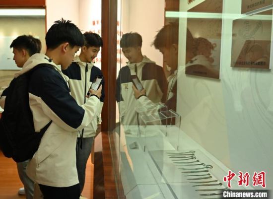 10月17日，2023“中國(guó)尋根之旅”秋令營(yíng)—甘肅絲綢古道營(yíng)開營(yíng)。圖為泰國(guó)青少年了解甘肅文物的故事。　中新社記者 李亞龍 攝