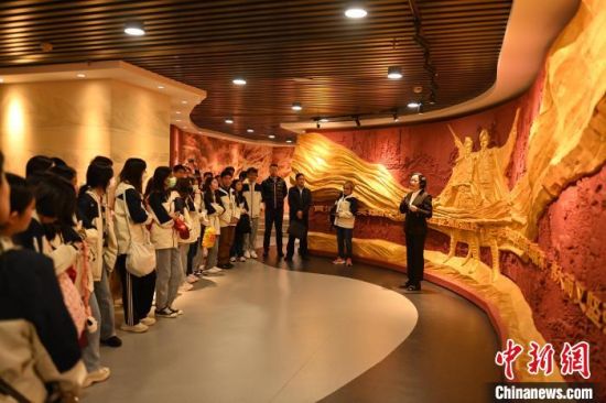 圖為泰國師生參觀西北民族大學(xué)“黃河大合唱”展覽館。李亞龍 攝