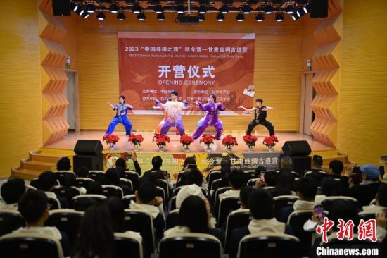 圖為泰國師生欣賞武術(shù)表演《武動絲路》。李亞龍 攝