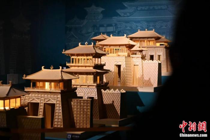 《千年營造——敦煌壁畫中的建筑之美》特展上的古代建筑模型。該模型的“單門道花磚城門”來源于莫高窟第159窟。李亞龍 攝