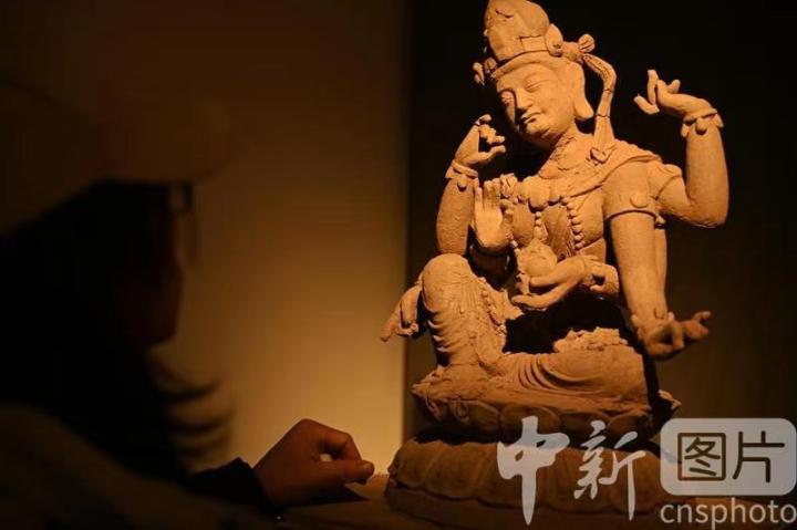 1月3日，在甘肅蘭州創(chuàng)意文化產(chǎn)業(yè)園內(nèi)，季茂杰觀察自己創(chuàng)作的敦煌木雕。