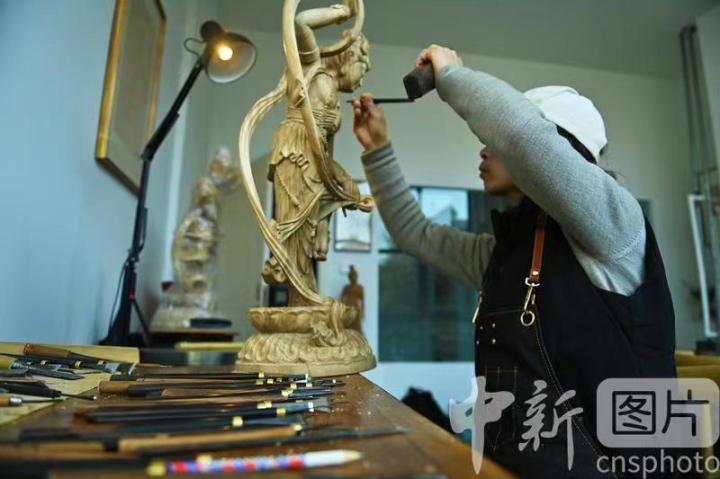 1月3日，在甘肅蘭州創(chuàng)意文化產(chǎn)業(yè)園內(nèi)，季茂杰進行敦煌元素的木雕創(chuàng)作。