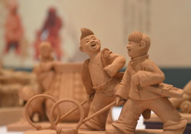敦煌文博會(huì)非遺及文創(chuàng)精品展開(kāi)展：面塑泥雕呈現(xiàn)指尖遺韻