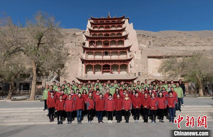 敦煌研究院文物數(shù)字化保護(hù)團(tuán)隊(duì)以青年人為主。　敦煌研究院供圖
