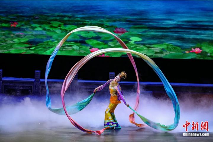2023年4月17日晚，中國經典舞劇《絲路花雨》在澳門百老匯劇場演出。甘肅演藝集團 供圖