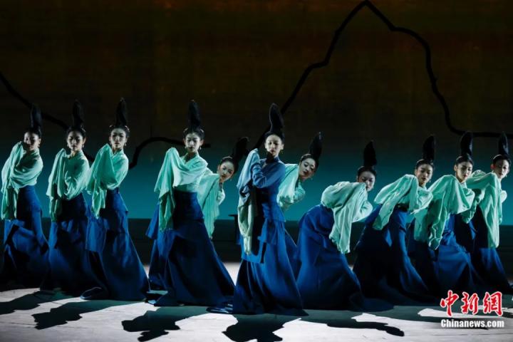 2024年2月29日晚，舞蹈詩劇《只此青綠》在北京上演，多國駐華使節(jié)和國際組織代表前來觀賞。韓海丹 攝