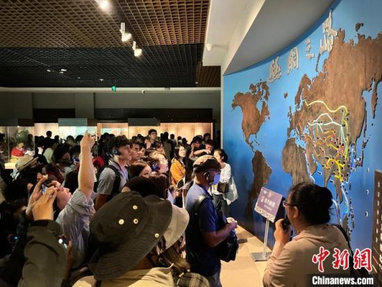 8月18日，臺(tái)胞在甘肅省博物館絲綢之路文明展廳參觀。王牧雨 攝